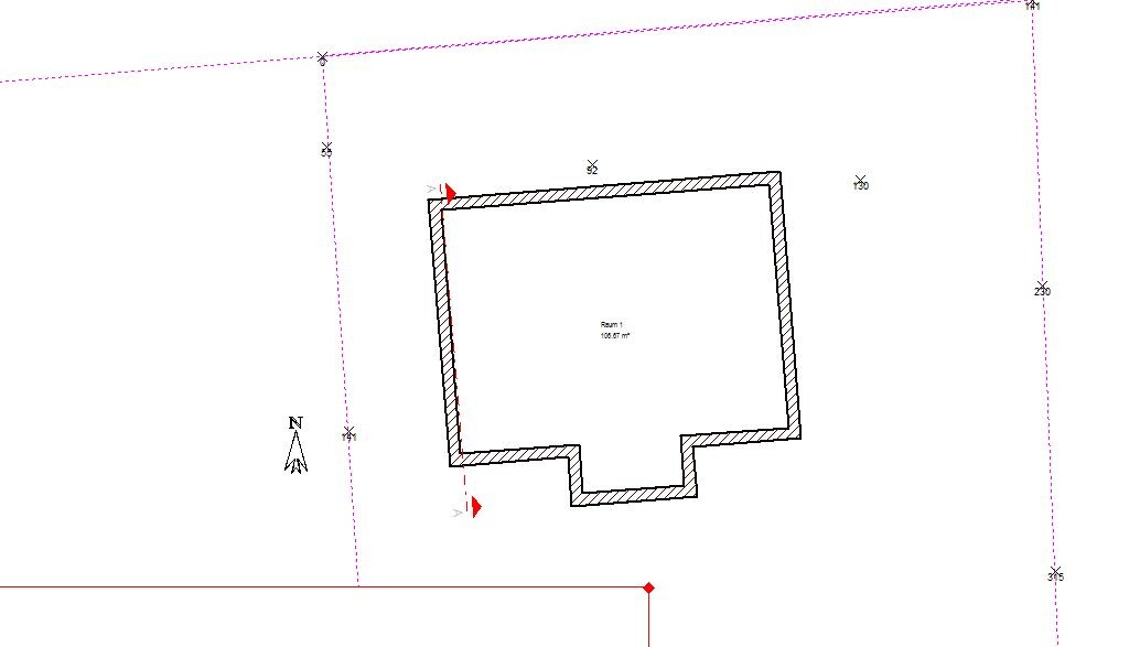 Grundstueck-Grundriss: Gebäudekontur auf Parzelle mit Grenzlinien und Nordpfeil