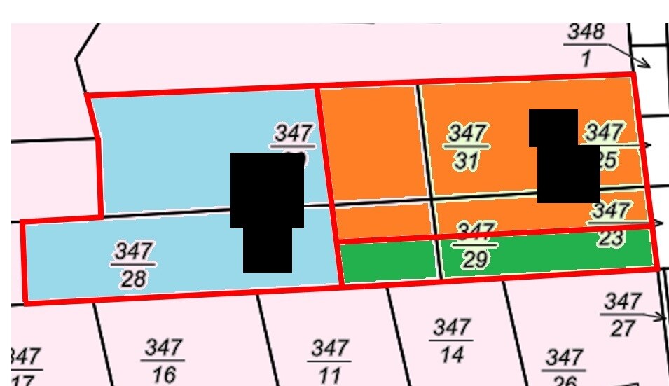 Lageplan mit roter Umrandung der Parzellen; blaue, orange und grüne Felder, schwarze Bauflächen.