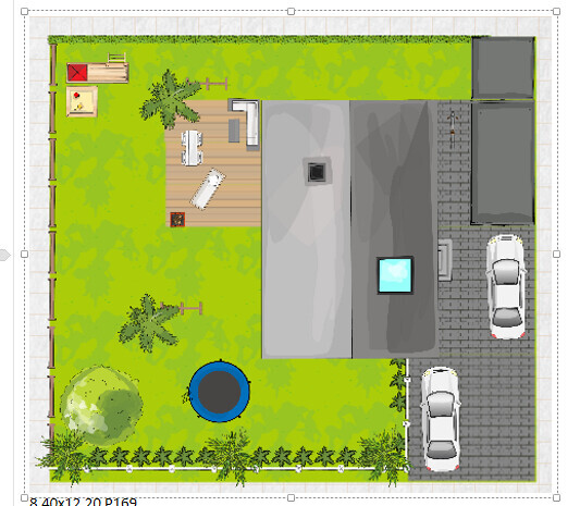 Draufsicht: Haus mit grauem Dach, Holzterrasse, Garten, Trampolin, Einfahrt und geparkten Autos.