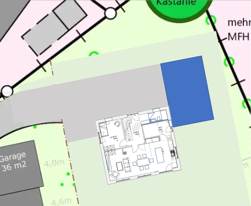 Grundriss eines Grundstücks mit Haus, Garage, Zufahrt und blauem Rechteck-Bau.