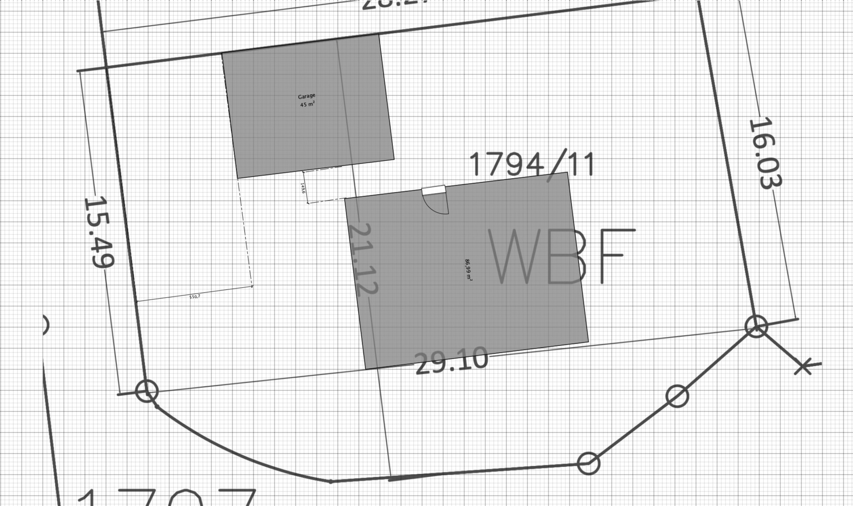 Baugrundriss: zwei graue Gebäudetrakte; eine Garage 45 m²; Maßlinien und Grundstücksgrenzen sichtbar.