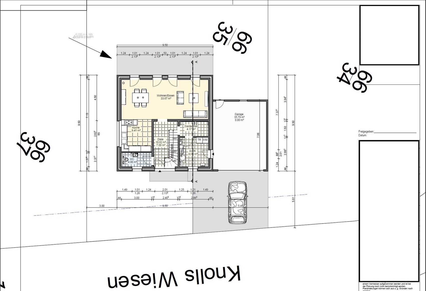 Grundriss eines Hauses mit Garage, Küche, Wohnbereich und Gartenplan