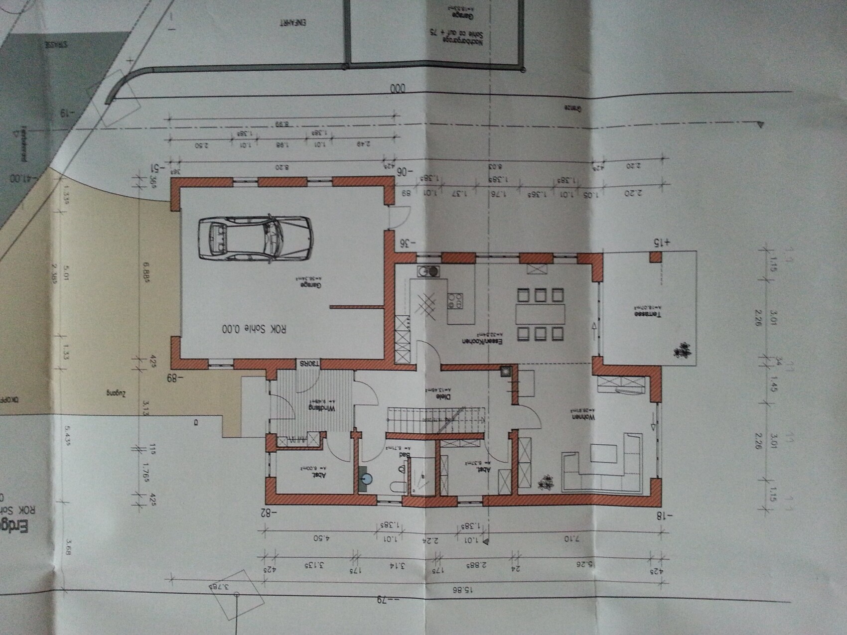 Grundrissplan eines Hauses mit Garage, Wohn- und Essbereich sowie Aussenbereich