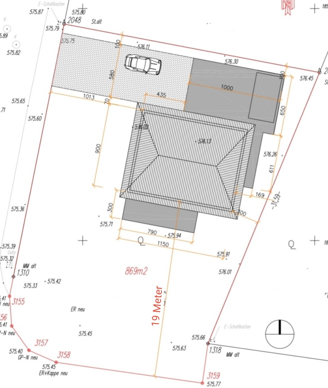 Lageplan eines Gebäudes mit Dach, PKW-Stellplatz, Grundstücksgrenze und Maßen.