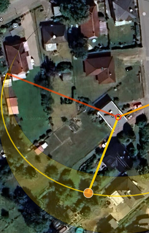 Satellitenaufnahme eines Grundstücks mit geplanten Grundrissen und Abstandsradien