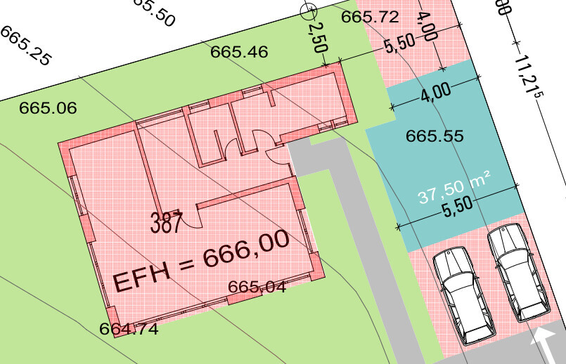 Lageplan mit grünem Garten, rotem Gebäudekern, Parkplätzen und Maßangaben.