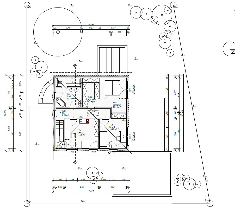 Grundriss eines Wohnhauses auf Grundstück mit Garten und Terrasse, detaillierte Maße.