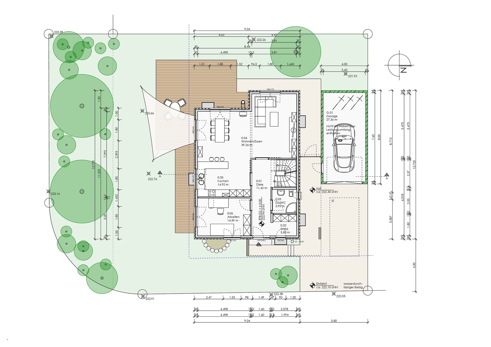 Grundriss eines Hauses mit Garten, Terrasse, Garage und Eingangsbereich