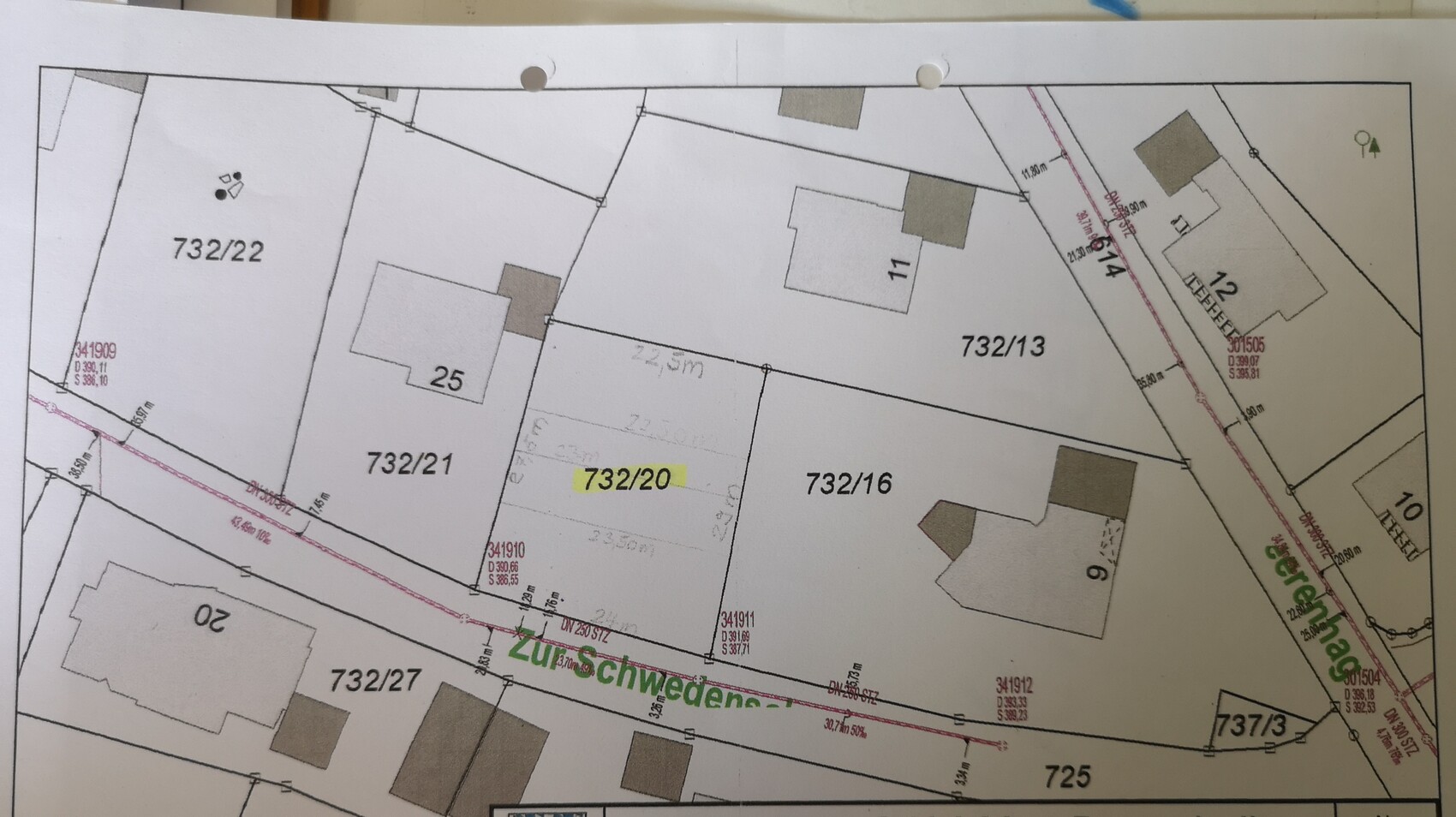 Lageplan eines Grundstücks mit Parzellen-Nummern und Gebäuden