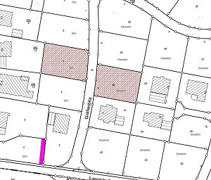 Kartenansicht eines Grundstücksplans mit Parzellengrenzen und schraffierten Flächen