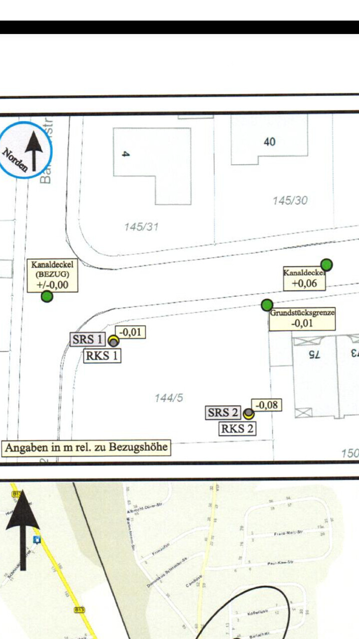 Lageplan eines Baugrundstücks mit Grundstücksgrenzen, Kanaldeckeln und Straßenverlauf