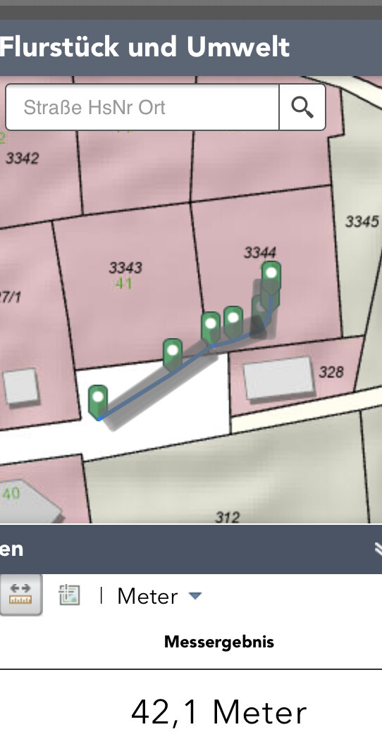 Kartenausschnitt: Grundstücke mit blauem Messpfad und grünen Pins, Messstrecke 42,1 Meter.