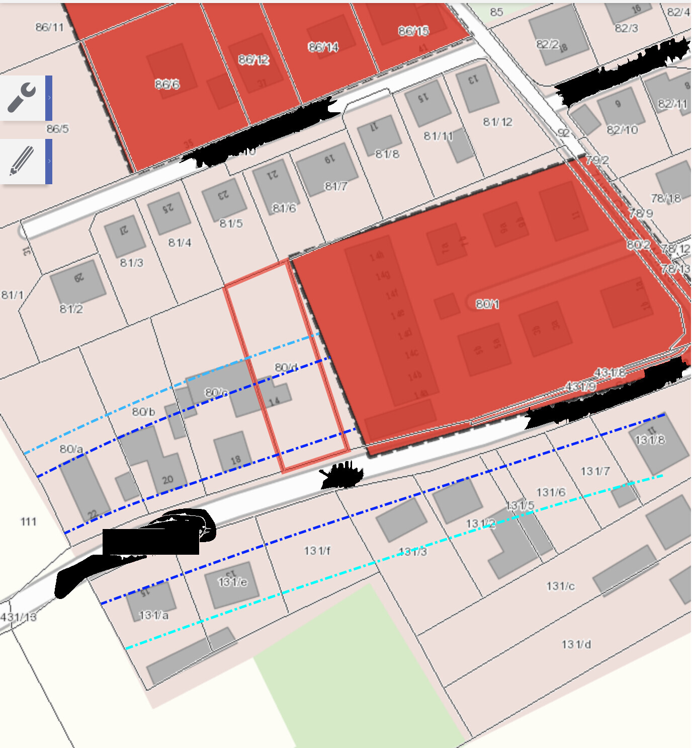 Lageplan: Große rote Gebäudefläche 80/1, umliegende Parzellen nummeriert; blaue Linien zeigen Wege.