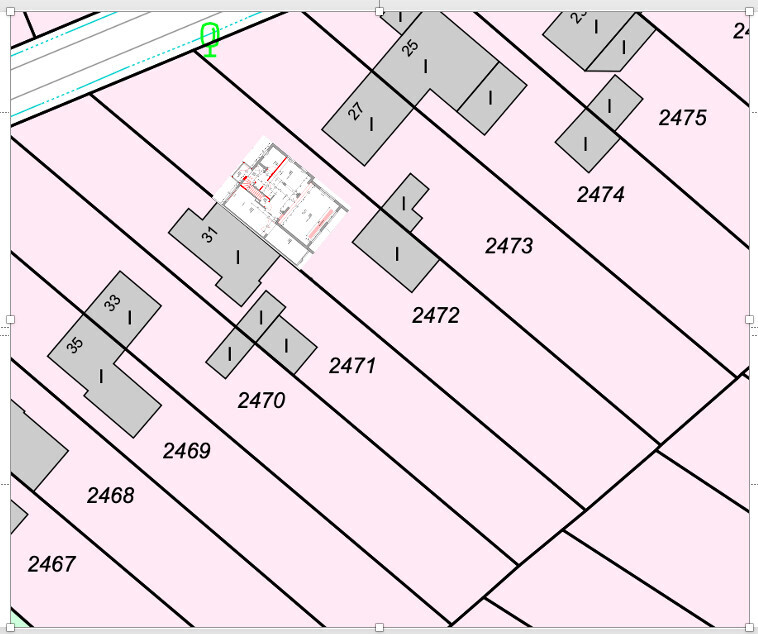Lageplan mit Parzellen 2467–2475, grauen Gebäuden auf rosa Flächen, kleinem Grundriss im Zentrum