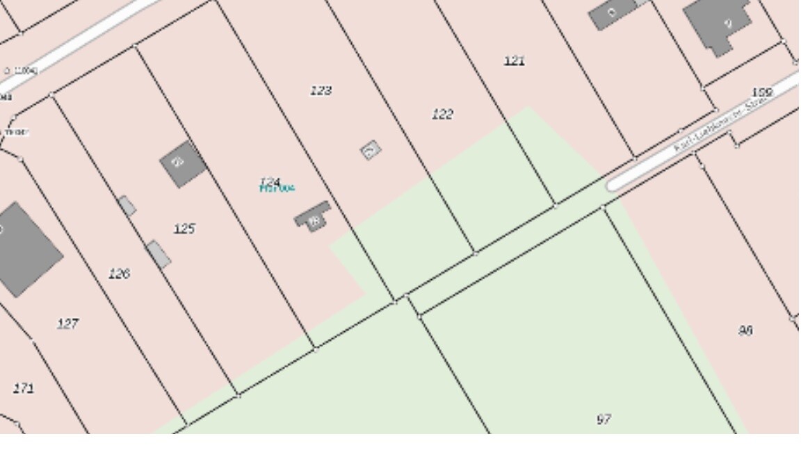 Katasterkarte mit nummerierten Parzellen entlang einer Straße; grüne Fläche rechts.