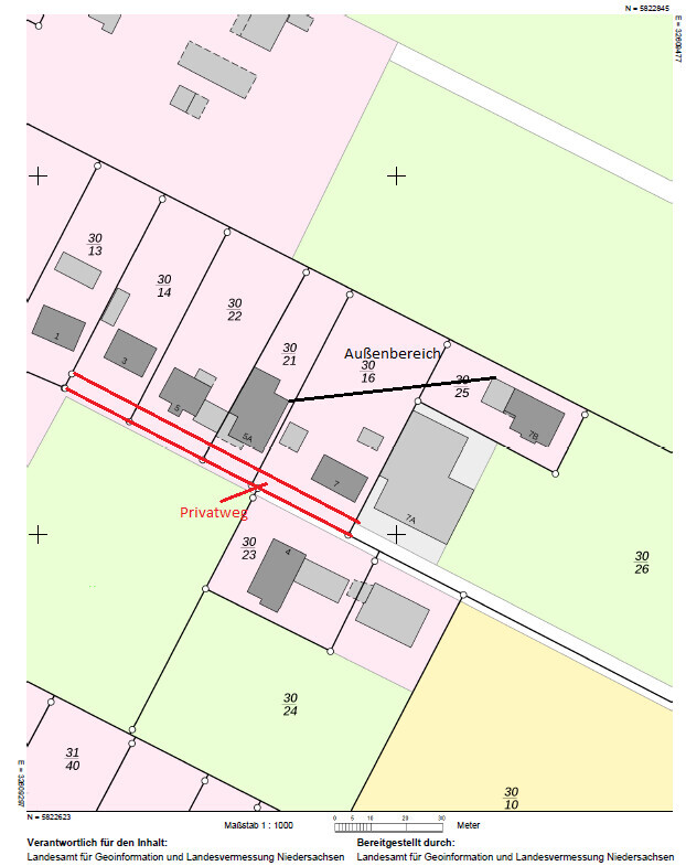Ansicht einer Flurkarte mit Parzellen, rotem Privatweg und Gebäuden in der Wohnsiedlung; Lageplan.