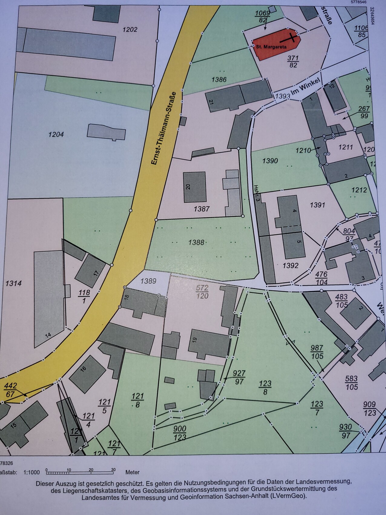 Stadtkarte: Gelbe Ernst-Thälmann-Straße, nummerierte Parzellen, rotes St. Margareta.