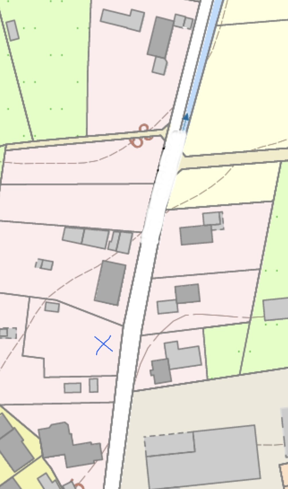 Kartenansicht: Straße durch Baugebiet, grüne Felder, Gebäude, blauer Pfeil.