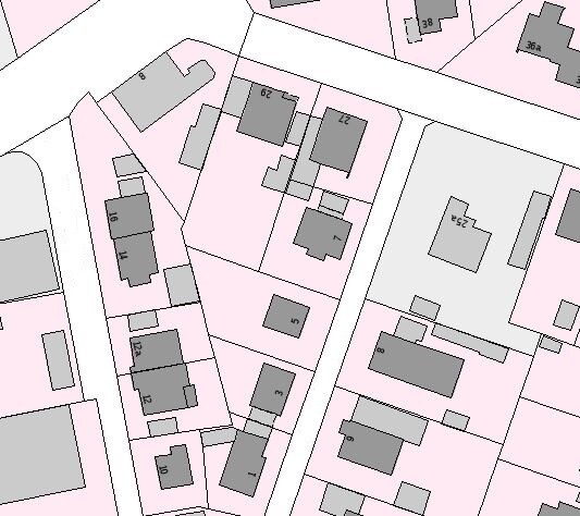 Lageplan eines Wohnviertels: Straßen, pinkfarbene Grundstücke und graue Häuser mit Nummern.