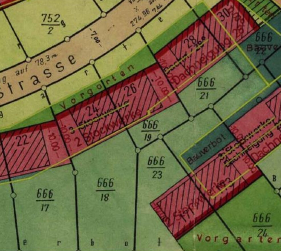 Kartenabschnitt mit grün und rot markierten Parzellen, Vorgarten und Straße.