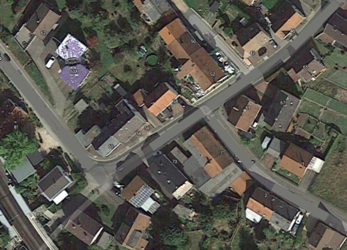 Luftbild eines Wohnviertels mit Straßen und Häusern aus der Vogelperspektive.