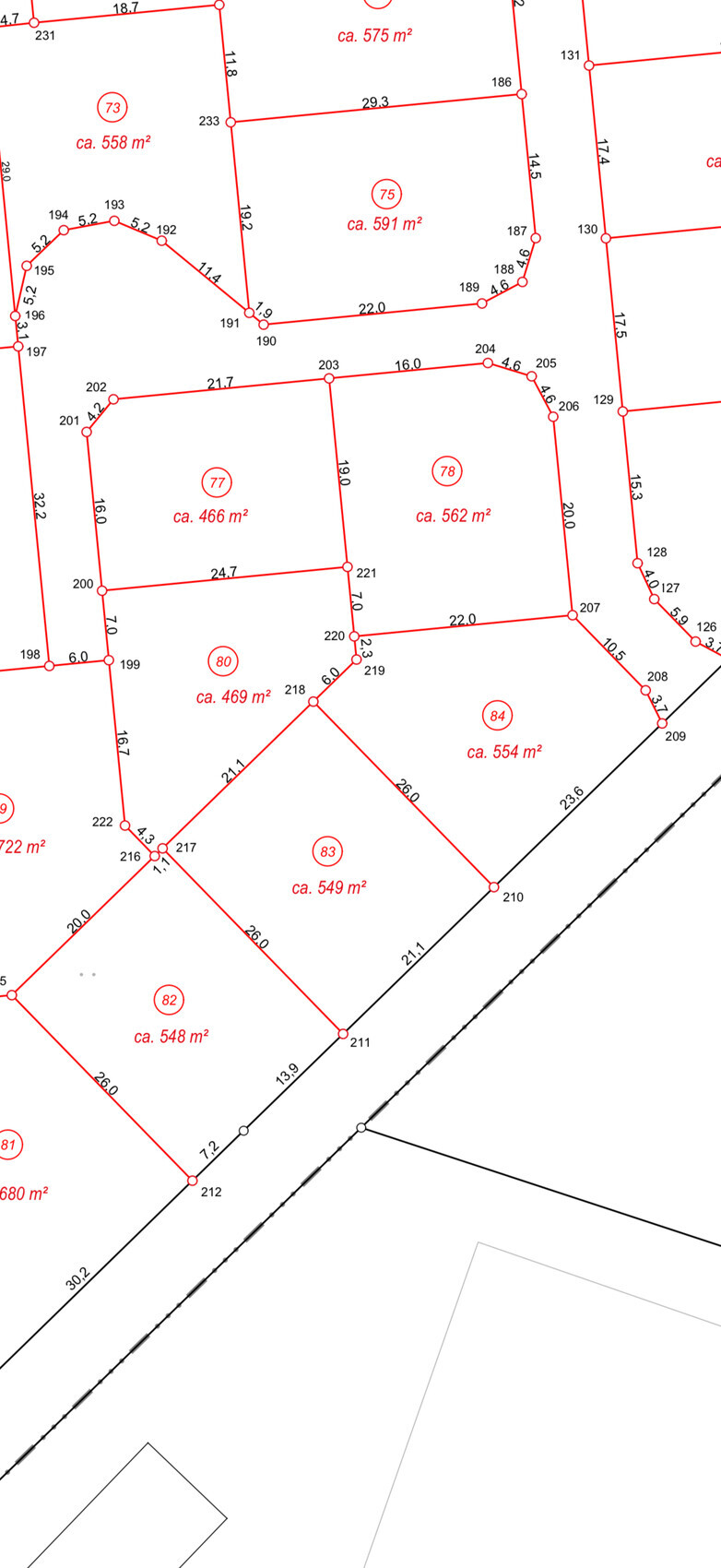 Lageplan von Baugrundstücken mit roten Grenzlinien und Parzellenflächen