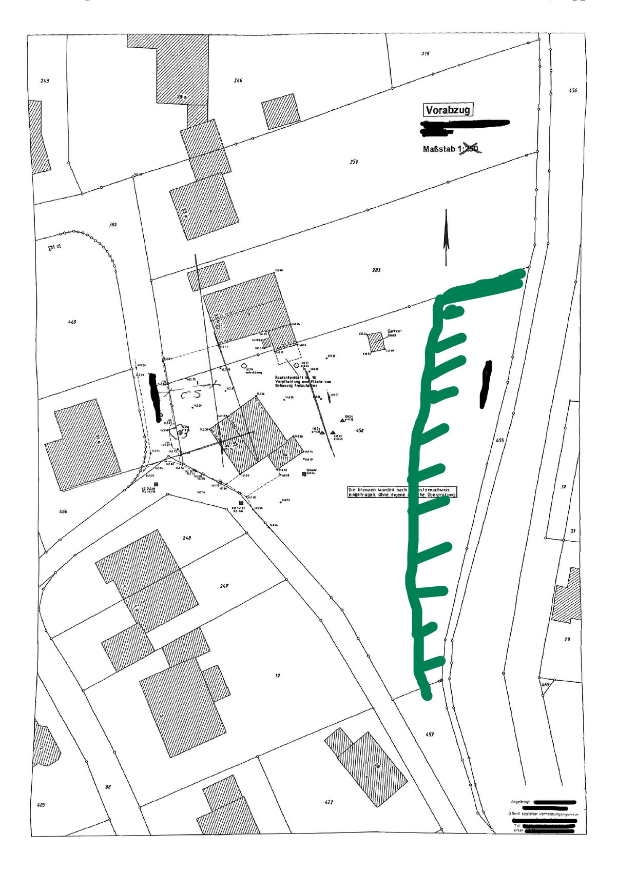 Kadastralplan mit Parzellen und Gebäuden; rechts grün markierter Zaun entlang der Straße.