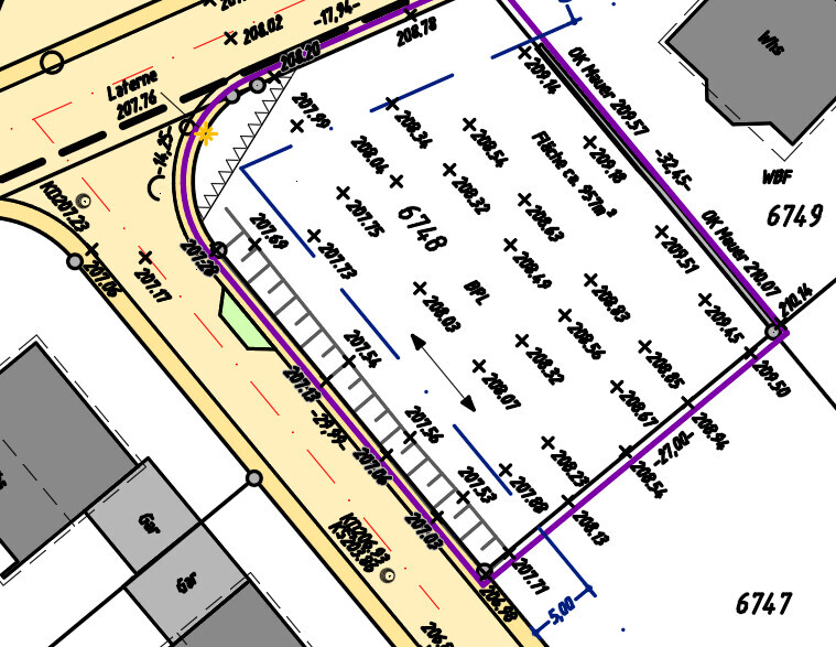 Lageplan eines Baugrundstücks: Parzellen, Grenzlinien, Straßenrand, Maße.
