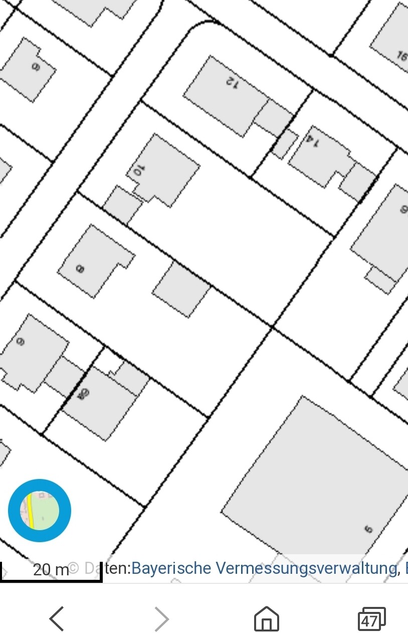 Kadastraler Lageplan mit Parzellen, Gebäudenummern und blauem Ring unten links.