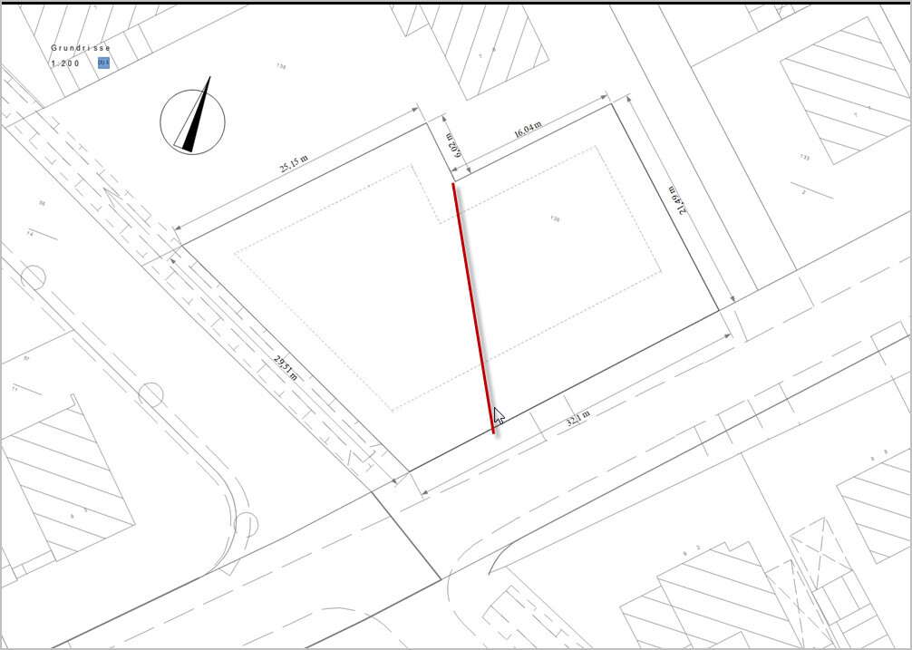 Lageplan eines Baugrundstücks mit Maßen, Grundstücksgrenzen und roter Markierungsstrecke