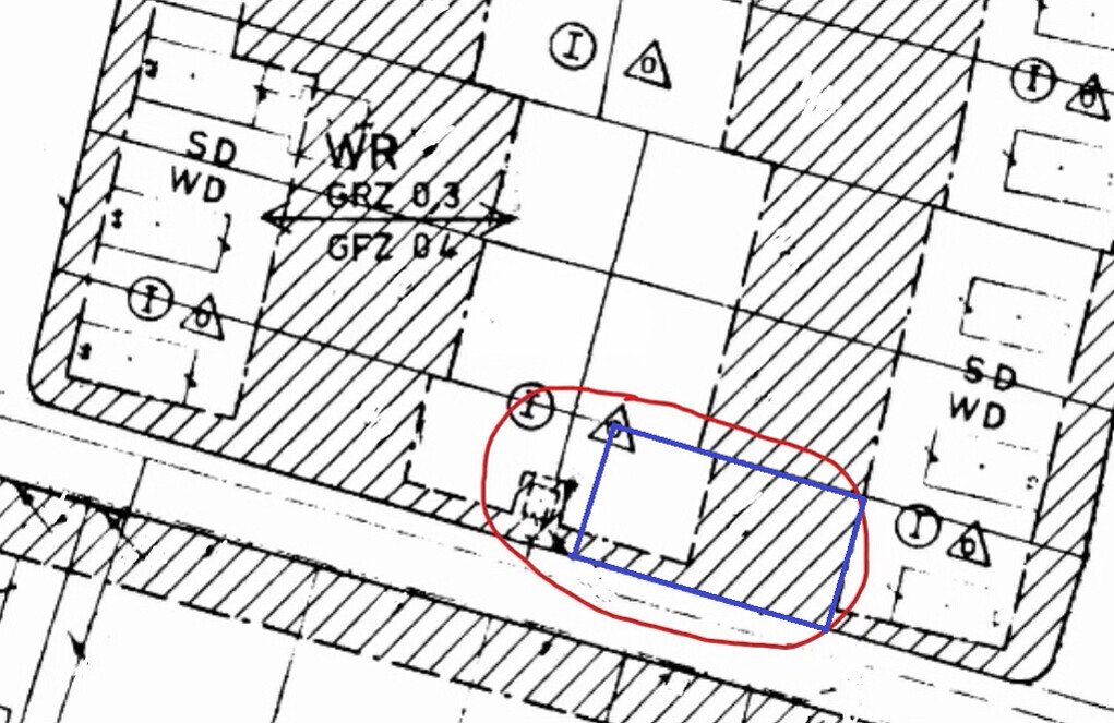 Bauplan: roter Kreis markiert ein kleines Gebäude, daneben liegt ein blaues Rechteck.