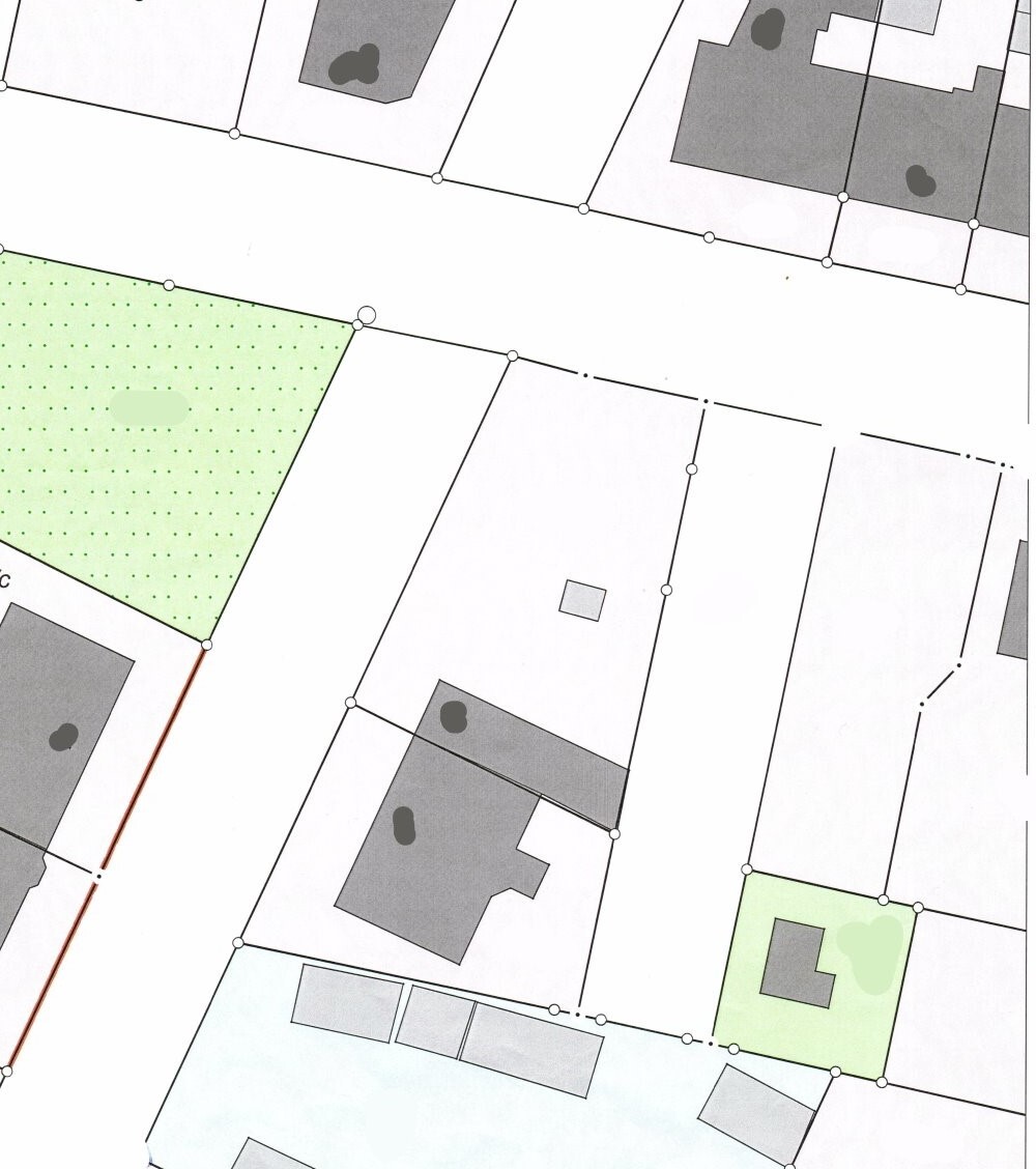 Lageplan einer Siedlung mit Parzellen, grauen Gebäuden, grünen Flächen und Straßen.