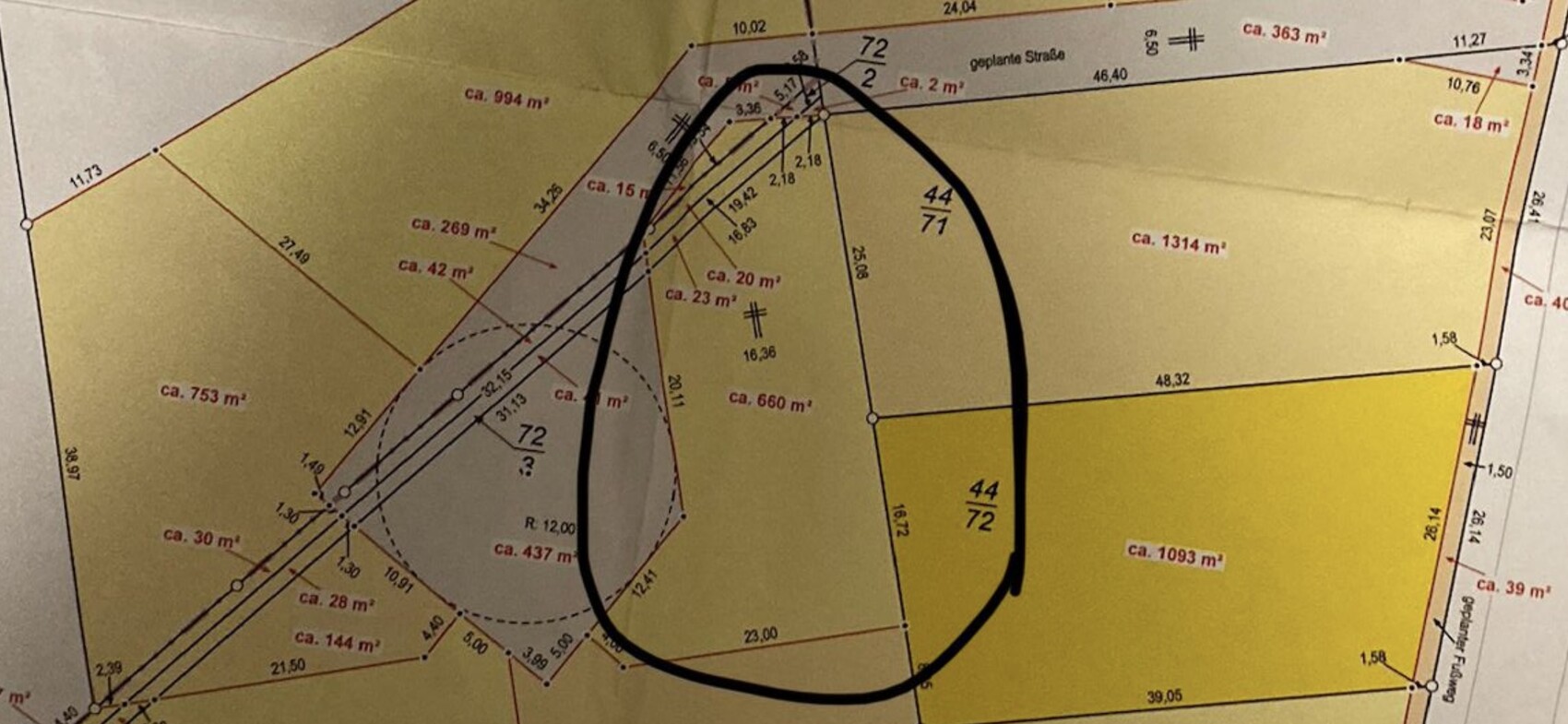 Grundstücksplan mit gelben Parzellen; Flächenangaben in m²; schwarze Ovalmarkierung um Fläche.