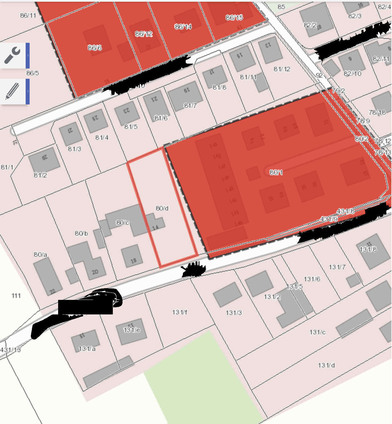 Lageplan eines Baugrundstücks mit roten Gebäuden und Grundstücksgrenzen