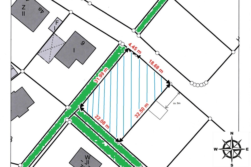 Lageplan eines Grundstücks mit grünen Wegen, blau gestreiftem Bereich, roten Maßangaben.