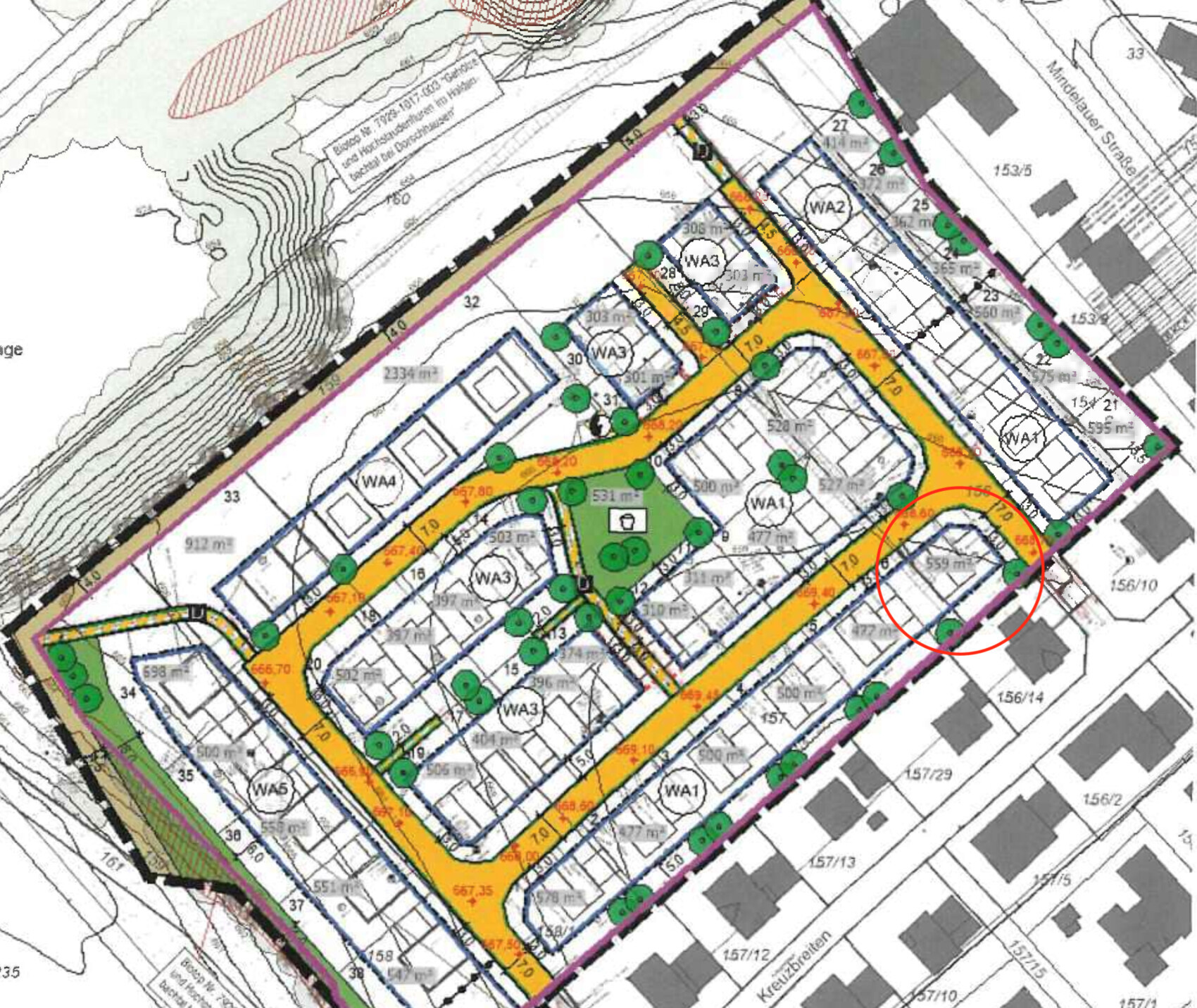 Draufsicht eines Baugebietsplans: Straßen, Parzellen WA1-WA5, grüne Bäume, roter Kreis