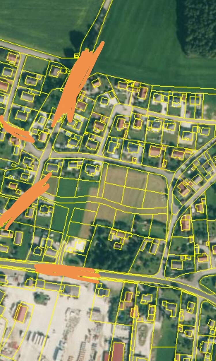 Luftaufnahme einer Siedlung mit gelben Grundstücksgrenzen und orange markierten Straßenabschnitten.