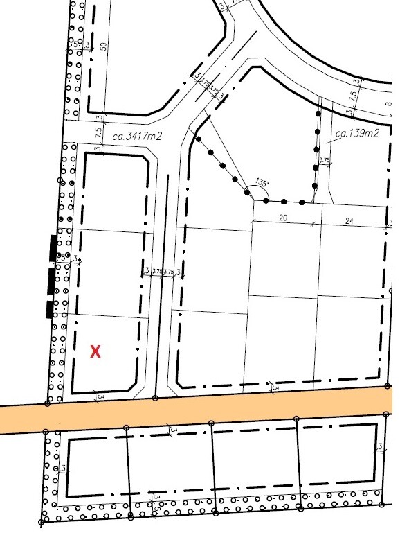 Lageplan eines Grundstücks mit Parzellen, Straßen und Geländestrukturen
