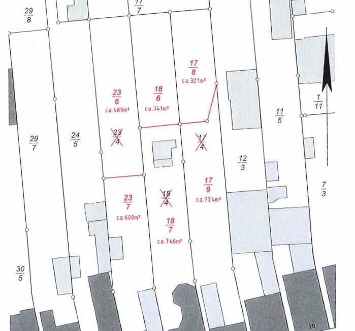 Katastralplan mit Parzellen Nr. 17, 18, 23; rote Umrandungen, Gebäude, Nordpfeil