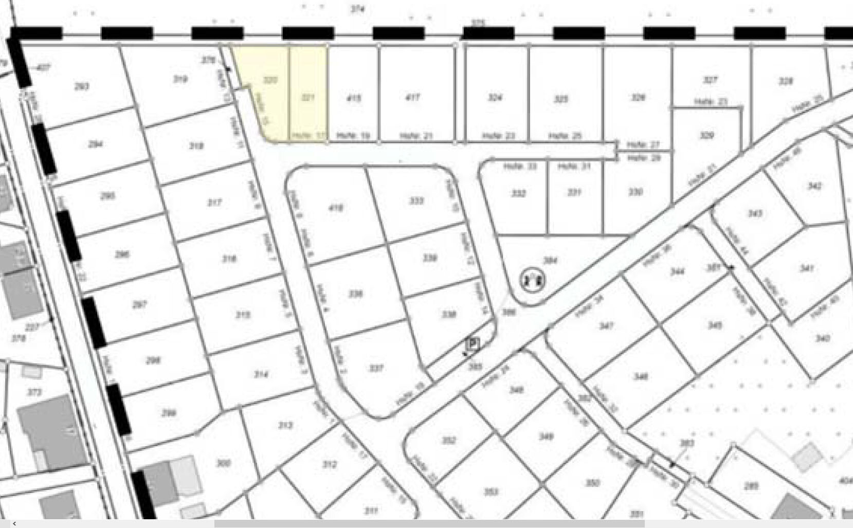 Bebauungsplan mit nummerierten Parzellen; gelb markiertes Grundstück oben links; Straßennetz.