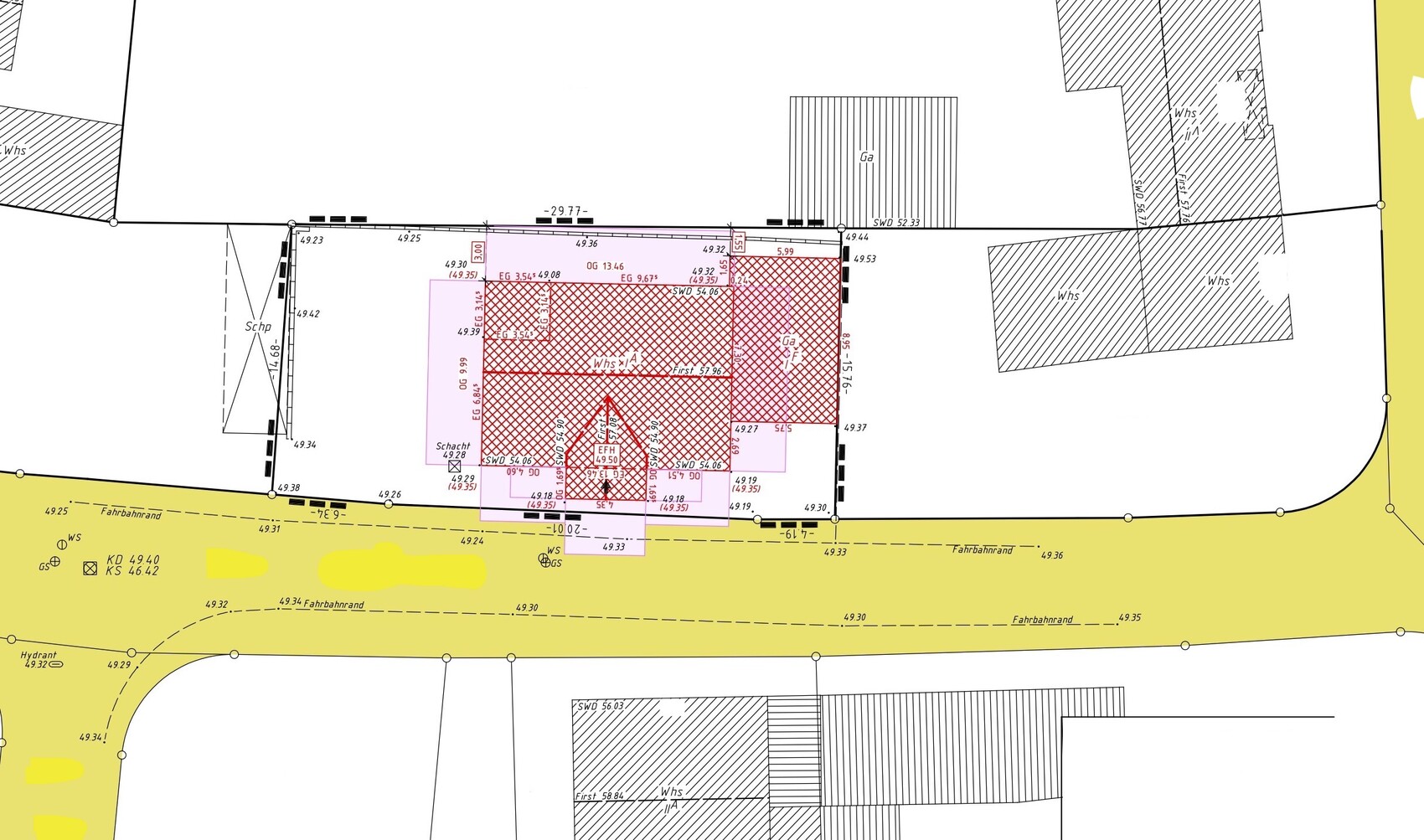 Lageplan eines Bauareals: gelber Straßenbereich, rote schraffierte Fläche, umliegende Gebäude.