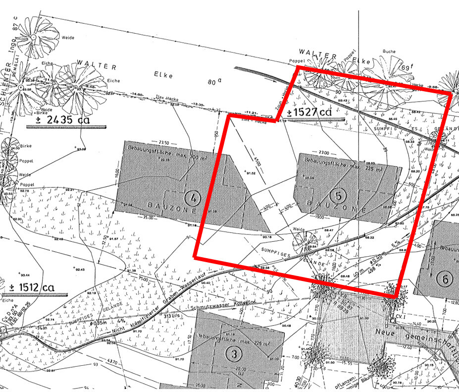 Topografische Karte; rotes Polygon markiert zwei Bauzonen (Nr. 4 und 5) im Plan.