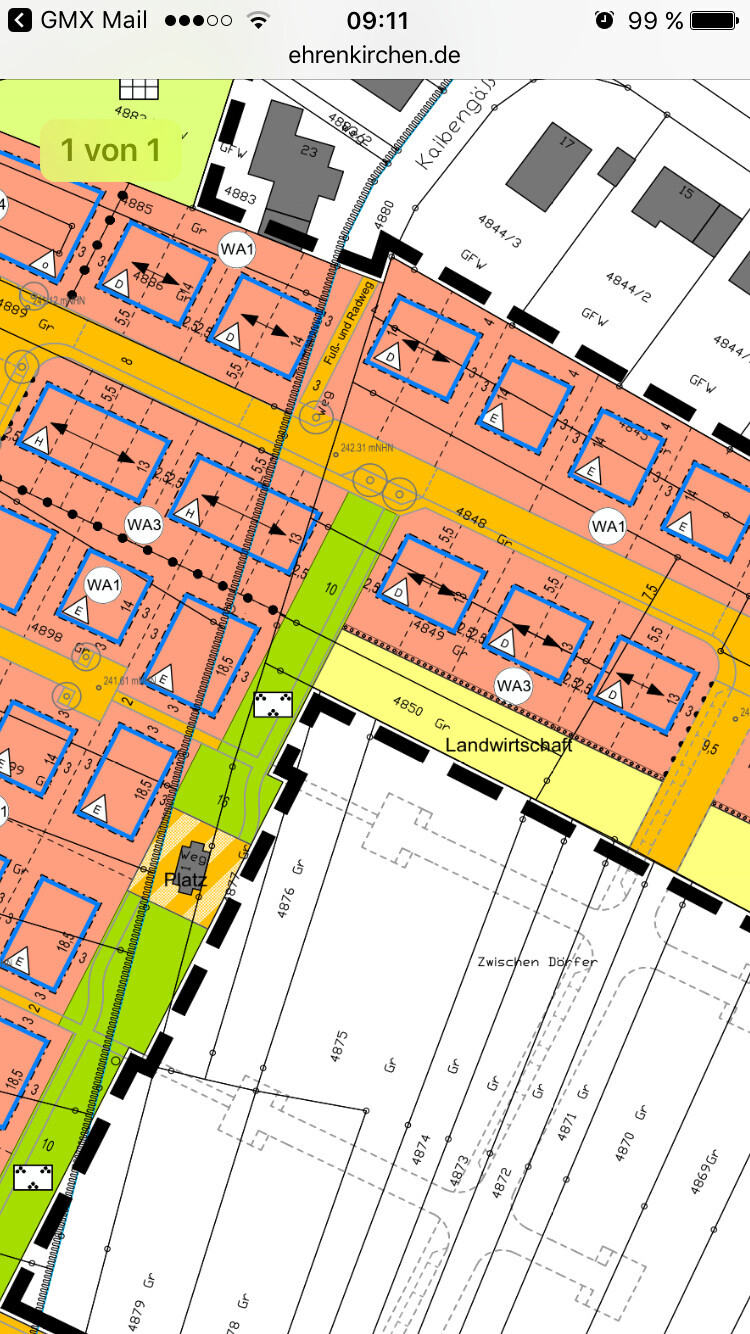 Lageplan eines Baugrundstücks mit Parzellen, Straßen und Grünflächen.