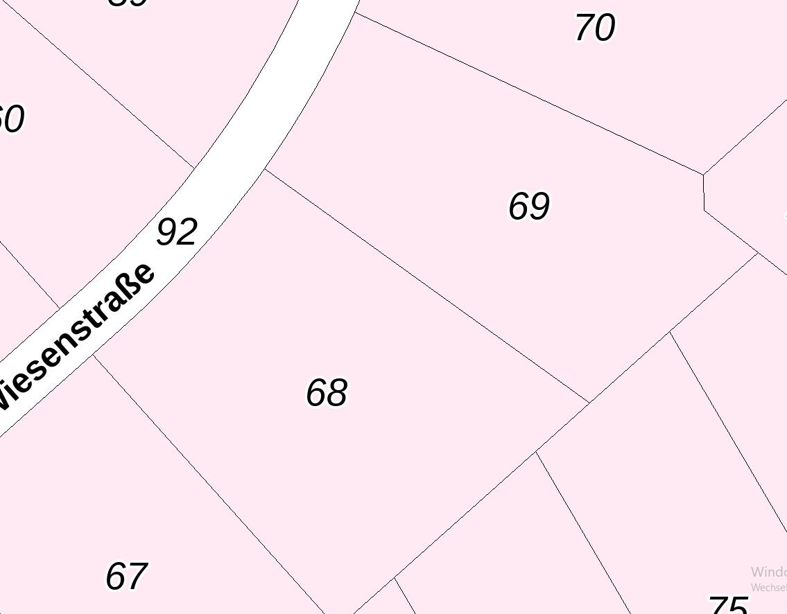Katastrale Karte: pinke Parzellen mit Nummern 67–75; kurvige Wiesenstraße.