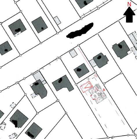 Lageplan einer Grundstücksparzellierung mit Parzellen, Straßen und Nordpfeil.