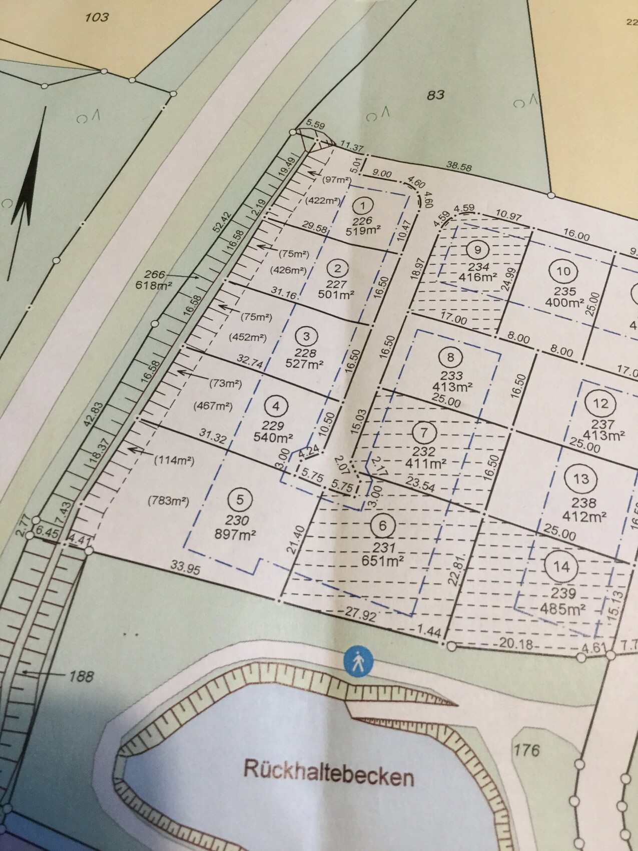 Detaillierter Lageplan mit Grundstücksnummern, Flächenangaben, Straßenzug und Rückhaltebecken.