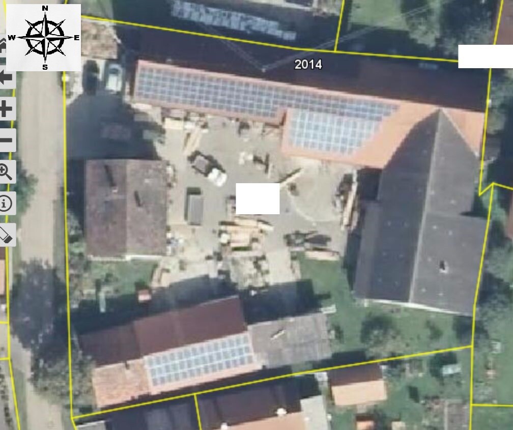 Luftbild eines Grundstücks mit Gelbmarkierungen, Gebäuden und Solaranlagen