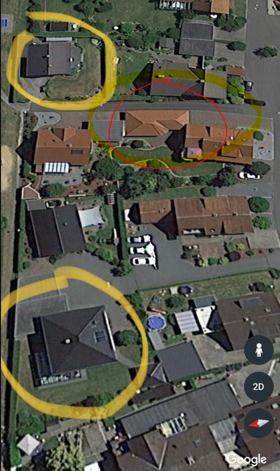 Luftbild eines Wohnviertels mit drei gelben Kreisen um Häuser und rotem Kreis um ein zentrales Haus.