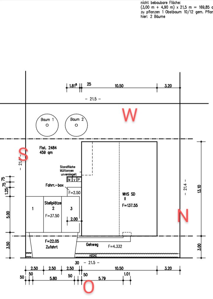 Plan eines Baugrundstücks mit Grundstücksgrenze, Zufahrt, Parkplätzen und Baumstandorten.