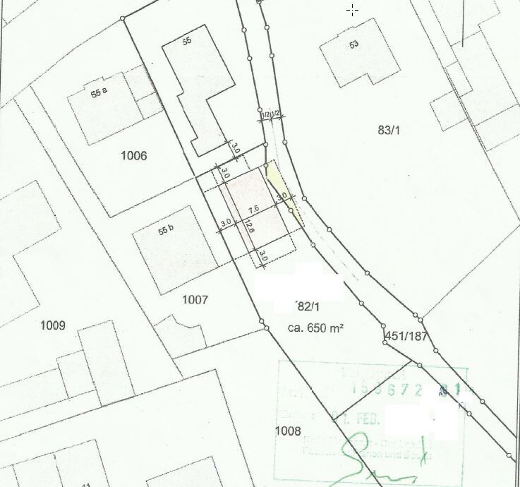 Lageplan eines Grundstücks mit Parzellengrenzen, Straßenverlauf und Flurstück 82/1